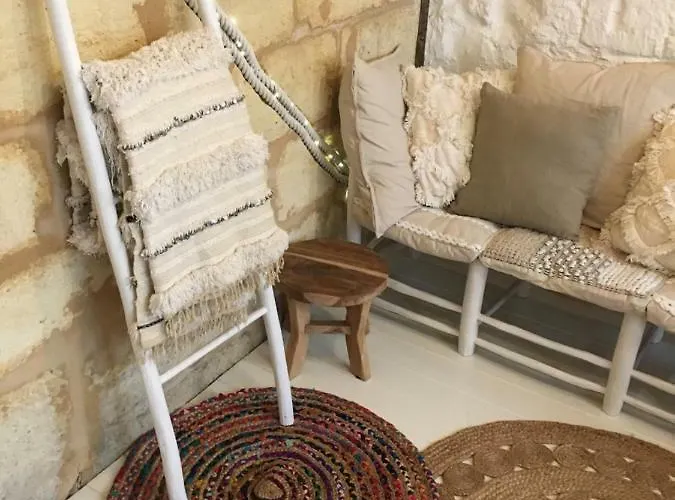 Mirmont Greek Style شقة